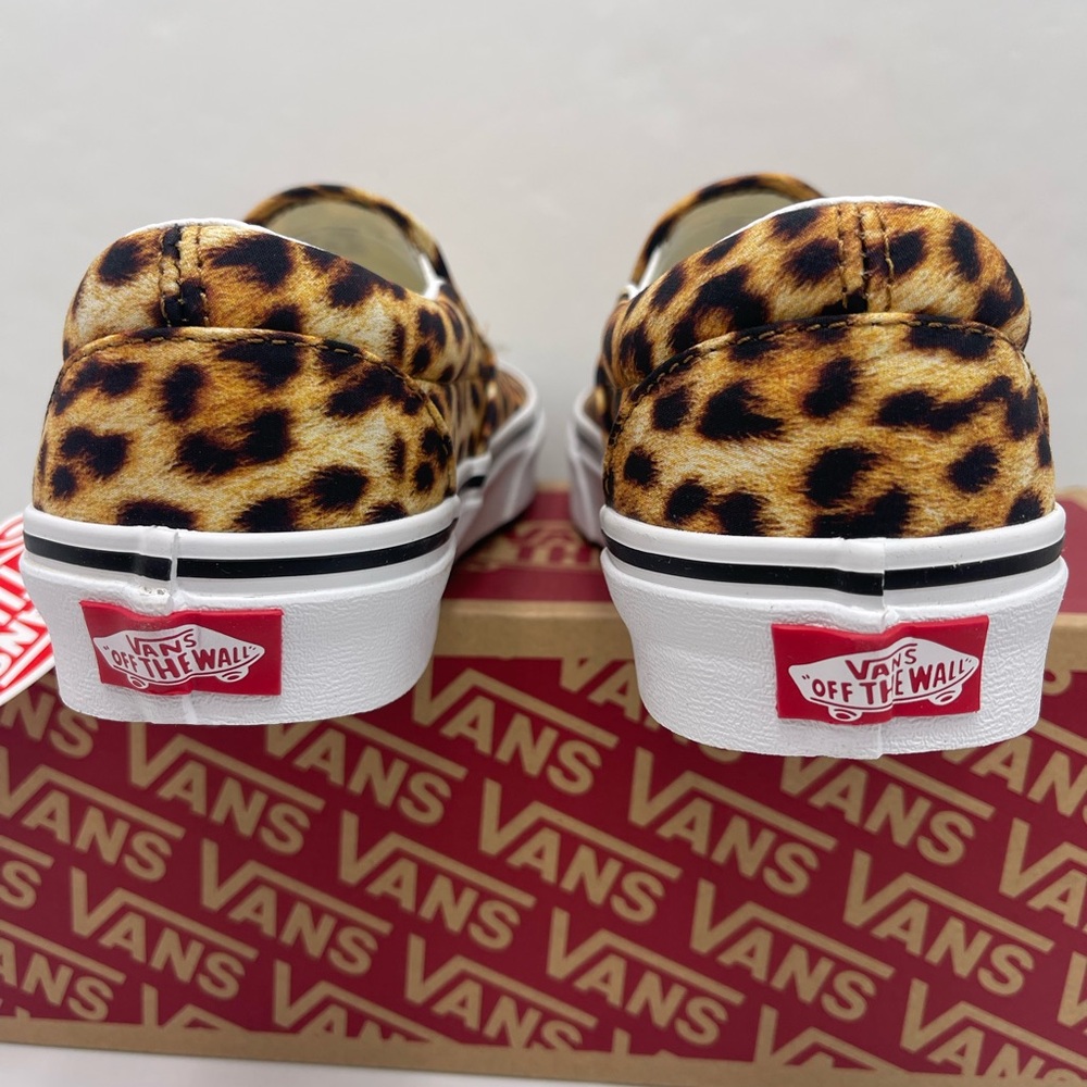 Vans WMNS Slip-On Shoes Classic
(Leopard print) Black/True white
VN0A5AO8316 - Picture 11 of 16